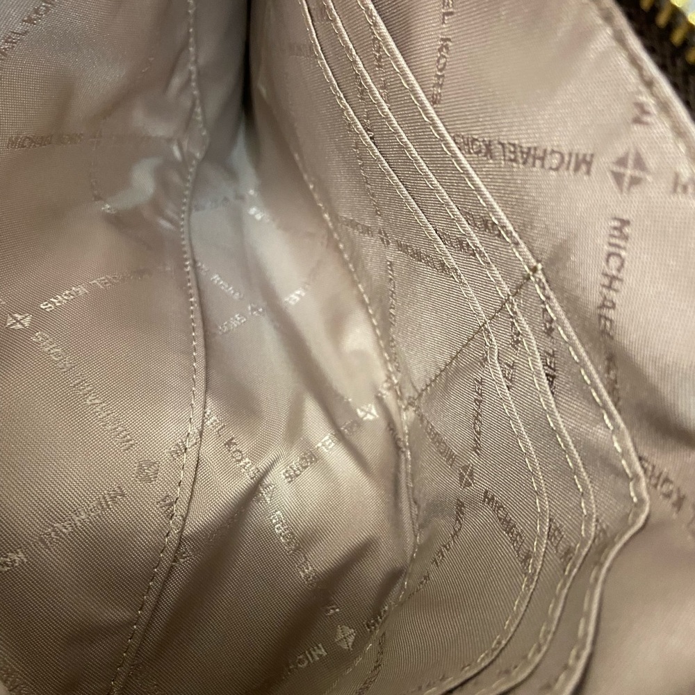 🎄🧑‍🎄🧑‍🎄 Michael Kors Large Zip Clutch - Picture 10 of 10